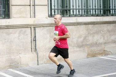 El centro de Pamplona ha sido el escenario de la VI Carrera Solidaria Navarra por ANFAS que impulsa cada año Laboral Kutxa y que en esta edición ha recaudado entre 15.000 y 16.000 euros.