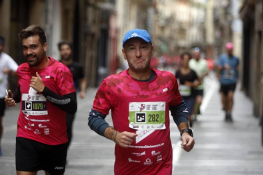 El centro de Pamplona ha sido el escenario de la VI Carrera Solidaria Navarra por ANFAS que impulsa cada año Laboral Kutxa y que en esta edición ha recaudado entre 15.000 y 16.000 euros.