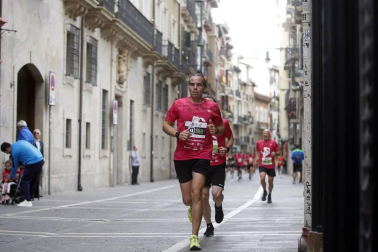 El centro de Pamplona ha sido el escenario de la VI Carrera Solidaria Navarra por ANFAS que impulsa cada año Laboral Kutxa y que en esta edición ha recaudado entre 15.000 y 16.000 euros.