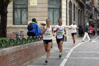 El centro de Pamplona ha sido el escenario de la VI Carrera Solidaria Navarra por ANFAS que impulsa cada año Laboral Kutxa y que en esta edición ha recaudado entre 15.000 y 16.000 euros.