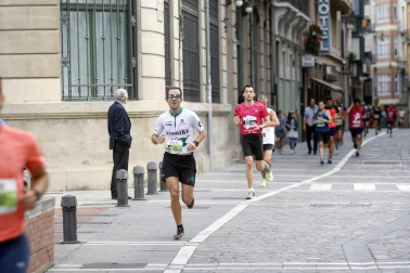 El centro de Pamplona ha sido el escenario de la VI Carrera Solidaria Navarra por ANFAS que impulsa cada año Laboral Kutxa y que en esta edición ha recaudado entre 15.000 y 16.000 euros.