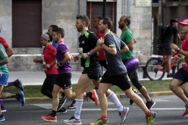 El centro de Pamplona ha sido el escenario de la VI Carrera Solidaria Navarra por ANFAS que impulsa cada año Laboral Kutxa y que en esta edición ha recaudado entre 15.000 y 16.000 euros.