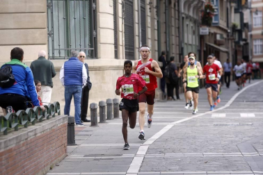 El centro de Pamplona ha sido el escenario de la VI Carrera Solidaria Navarra por ANFAS que impulsa cada año Laboral Kutxa y que en esta edición ha recaudado entre 15.000 y 16.000 euros.