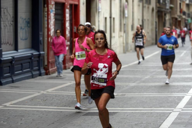 El centro de Pamplona ha sido el escenario de la VI Carrera Solidaria Navarra por ANFAS que impulsa cada año Laboral Kutxa y que en esta edición ha recaudado entre 15.000 y 16.000 euros.