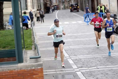 El centro de Pamplona ha sido el escenario de la VI Carrera Solidaria Navarra por ANFAS que impulsa cada año Laboral Kutxa y que en esta edición ha recaudado entre 15.000 y 16.000 euros.