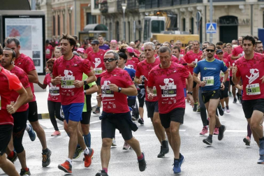 El centro de Pamplona ha sido el escenario de la VI Carrera Solidaria Navarra por ANFAS que impulsa cada año Laboral Kutxa y que en esta edición ha recaudado entre 15.000 y 16.000 euros.