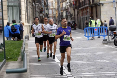 El centro de Pamplona ha sido el escenario de la VI Carrera Solidaria Navarra por ANFAS que impulsa cada año Laboral Kutxa y que en esta edición ha recaudado entre 15.000 y 16.000 euros.