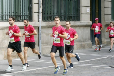 El centro de Pamplona ha sido el escenario de la VI Carrera Solidaria Navarra por ANFAS que impulsa cada año Laboral Kutxa y que en esta edición ha recaudado entre 15.000 y 16.000 euros.