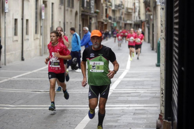 El centro de Pamplona ha sido el escenario de la VI Carrera Solidaria Navarra por ANFAS que impulsa cada año Laboral Kutxa y que en esta edición ha recaudado entre 15.000 y 16.000 euros.