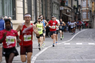 El centro de Pamplona ha sido el escenario de la VI Carrera Solidaria Navarra por ANFAS que impulsa cada año Laboral Kutxa y que en esta edición ha recaudado entre 15.000 y 16.000 euros.