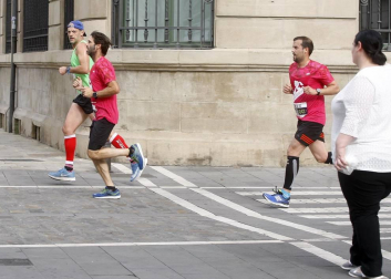 El centro de Pamplona ha sido el escenario de la VI Carrera Solidaria Navarra por ANFAS que impulsa cada año Laboral Kutxa y que en esta edición ha recaudado entre 15.000 y 16.000 euros.