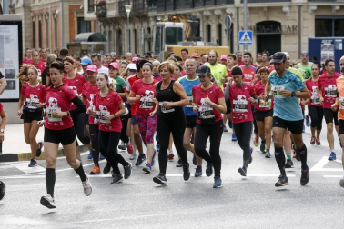 El centro de Pamplona ha sido el escenario de la VI Carrera Solidaria Navarra por ANFAS que impulsa cada año Laboral Kutxa y que en esta edición ha recaudado entre 15.000 y 16.000 euros.