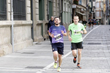 El centro de Pamplona ha sido el escenario de la VI Carrera Solidaria Navarra por ANFAS que impulsa cada año Laboral Kutxa y que en esta edición ha recaudado entre 15.000 y 16.000 euros.