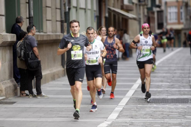 El centro de Pamplona ha sido el escenario de la VI Carrera Solidaria Navarra por ANFAS que impulsa cada año Laboral Kutxa y que en esta edición ha recaudado entre 15.000 y 16.000 euros.