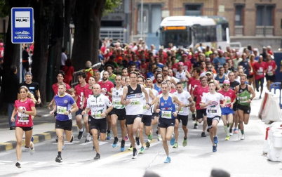 El centro de Pamplona ha sido el escenario de la VI Carrera Solidaria Navarra por ANFAS que impulsa cada año Laboral Kutxa y que en esta edición ha recaudado entre 15.000 y 16.000 euros.