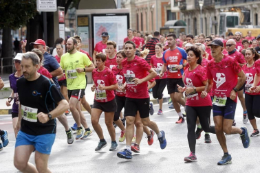 El centro de Pamplona ha sido el escenario de la VI Carrera Solidaria Navarra por ANFAS que impulsa cada año Laboral Kutxa y que en esta edición ha recaudado entre 15.000 y 16.000 euros.