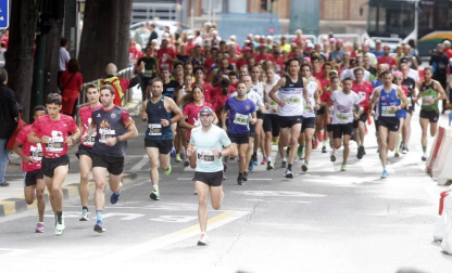 El centro de Pamplona ha sido el escenario de la VI Carrera Solidaria Navarra por ANFAS que impulsa cada año Laboral Kutxa y que en esta edición ha recaudado entre 15.000 y 16.000 euros.