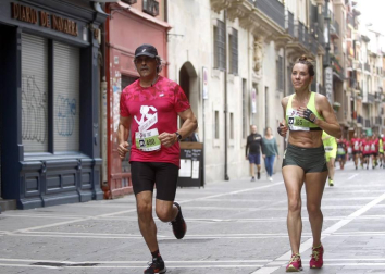 El centro de Pamplona ha sido el escenario de la VI Carrera Solidaria Navarra por ANFAS que impulsa cada año Laboral Kutxa y que en esta edición ha recaudado entre 15.000 y 16.000 euros.