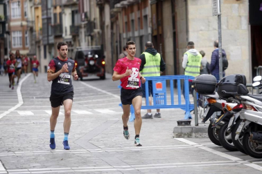 El centro de Pamplona ha sido el escenario de la VI Carrera Solidaria Navarra por ANFAS que impulsa cada año Laboral Kutxa y que en esta edición ha recaudado entre 15.000 y 16.000 euros.