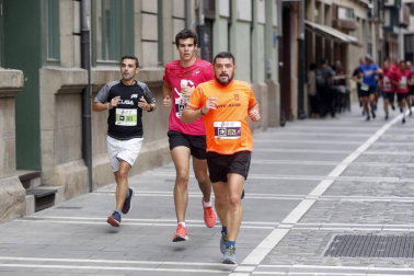 El centro de Pamplona ha sido el escenario de la VI Carrera Solidaria Navarra por ANFAS que impulsa cada año Laboral Kutxa y que en esta edición ha recaudado entre 15.000 y 16.000 euros.