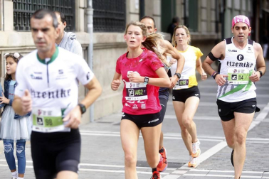 El centro de Pamplona ha sido el escenario de la VI Carrera Solidaria Navarra por ANFAS que impulsa cada año Laboral Kutxa y que en esta edición ha recaudado entre 15.000 y 16.000 euros.