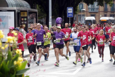 El centro de Pamplona ha sido el escenario de la VI Carrera Solidaria Navarra por ANFAS que impulsa cada año Laboral Kutxa y que en esta edición ha recaudado entre 15.000 y 16.000 euros.
