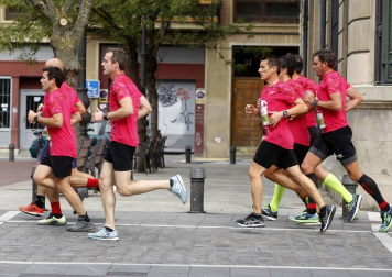 El centro de Pamplona ha sido el escenario de la VI Carrera Solidaria Navarra por ANFAS que impulsa cada año Laboral Kutxa y que en esta edición ha recaudado entre 15.000 y 16.000 euros.