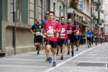 El centro de Pamplona ha sido el escenario de la VI Carrera Solidaria Navarra por ANFAS que impulsa cada año Laboral Kutxa y que en esta edición ha recaudado entre 15.000 y 16.000 euros.