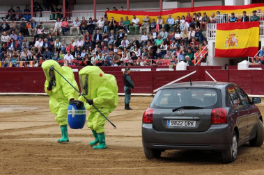 Todas las secciones en activo de la Guardia Civil en Navarra participaron este domingo en una exhibición en la plaza de toros de Estella, para conmemorar el 175 aniversario de su fundación.
