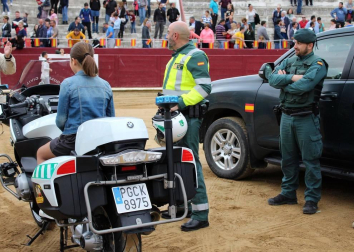 Todas las secciones en activo de la Guardia Civil en Navarra participaron este domingo en una exhibición en la plaza de toros de Estella, para conmemorar el 175 aniversario de su fundación.