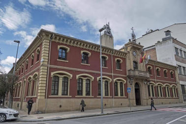 Edificios de viviendas concentrados en el Ensanche y otros destinados al uso público configuran un bloque especial en el patrimonio del municipio