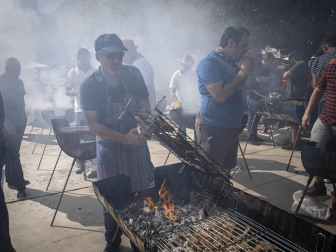 Los vecinos de la localidad de la comarca de Pamplona se dieron cita este matres, 8 de octubre, para cumplir con la tradición de comer al fuego de las brasas