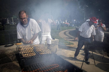 Los vecinos de la localidad de la comarca de Pamplona se dieron cita este matres, 8 de octubre, para cumplir con la tradición de comer al fuego de las brasas
