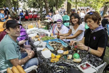 Los vecinos de la localidad de la comarca de Pamplona se dieron cita este matres, 8 de octubre, para cumplir con la tradición de comer al fuego de las brasas