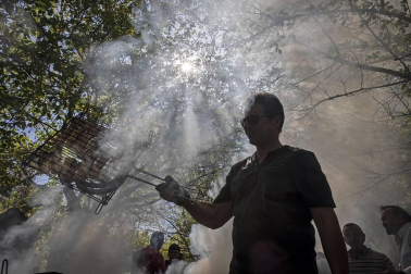 Los vecinos de la localidad de la comarca de Pamplona se dieron cita este matres, 8 de octubre, para cumplir con la tradición de comer al fuego de las brasas