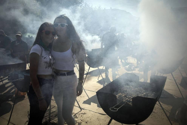Los vecinos de la localidad de la comarca de Pamplona se dieron cita este matres, 8 de octubre, para cumplir con la tradición de comer al fuego de las brasas