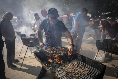 Los vecinos de la localidad de la comarca de Pamplona se dieron cita este matres, 8 de octubre, para cumplir con la tradición de comer al fuego de las brasas