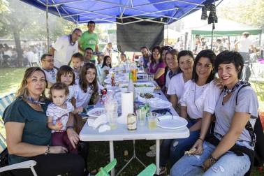 Los vecinos de la localidad de la comarca de Pamplona se dieron cita este matres, 8 de octubre, para cumplir con la tradición de comer al fuego de las brasas