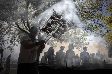 Los vecinos de la localidad de la comarca de Pamplona se dieron cita este matres, 8 de octubre, para cumplir con la tradición de comer al fuego de las brasas