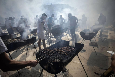 Los vecinos de la localidad de la comarca de Pamplona se dieron cita este matres, 8 de octubre, para cumplir con la tradición de comer al fuego de las brasas