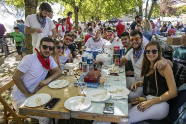 Los vecinos de la localidad de la comarca de Pamplona se dieron cita este matres, 8 de octubre, para cumplir con la tradición de comer al fuego de las brasas