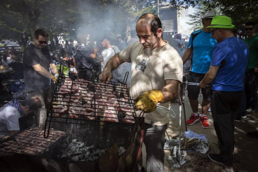 Los vecinos de la localidad de la comarca de Pamplona se dieron cita este matres, 8 de octubre, para cumplir con la tradición de comer al fuego de las brasas