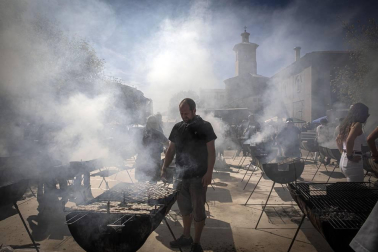 Los vecinos de la localidad de la comarca de Pamplona se dieron cita este matres, 8 de octubre, para cumplir con la tradición de comer al fuego de las brasas