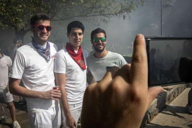 Los vecinos de la localidad de la comarca de Pamplona se dieron cita este matres, 8 de octubre, para cumplir con la tradición de comer al fuego de las brasas
