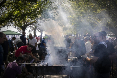 Los vecinos de la localidad de la comarca de Pamplona se dieron cita este matres, 8 de octubre, para cumplir con la tradición de comer al fuego de las brasas