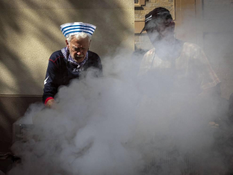 Los vecinos de la localidad de la comarca de Pamplona se dieron cita este matres, 8 de octubre, para cumplir con la tradición de comer al fuego de las brasas