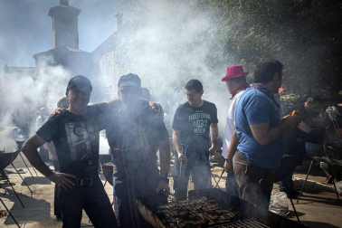 Los vecinos de la localidad de la comarca de Pamplona se dieron cita este matres, 8 de octubre, para cumplir con la tradición de comer al fuego de las brasas