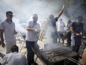 Los vecinos de la localidad de la comarca de Pamplona se dieron cita este matres, 8 de octubre, para cumplir con la tradición de comer al fuego de las brasas
