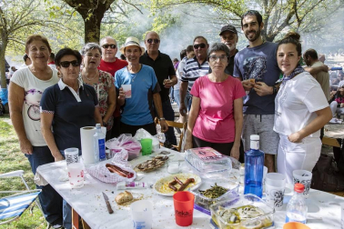 Los vecinos de la localidad de la comarca de Pamplona se dieron cita este matres, 8 de octubre, para cumplir con la tradición de comer al fuego de las brasas