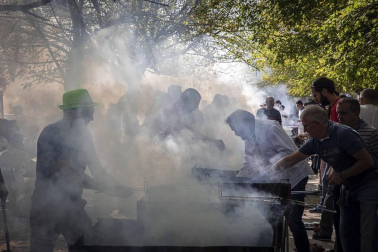 Los vecinos de la localidad de la comarca de Pamplona se dieron cita este matres, 8 de octubre, para cumplir con la tradición de comer al fuego de las brasas